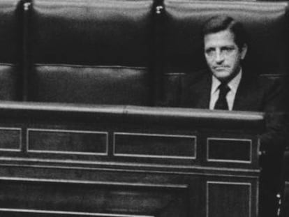 La soledad de Adolfo Suárez en el Congreso en septiembre de 1979. Abajo, la portada de EL PAÍS al día siguiente de las elecciones.