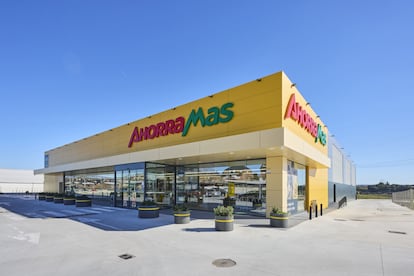 Exterior de una tienda de Ahorramas.