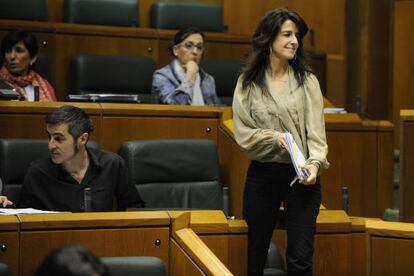 Mikel Basabe, a la izquierda, y Aintzane Ezenarro, en el Parlamento vasco, en una foto de archivo,