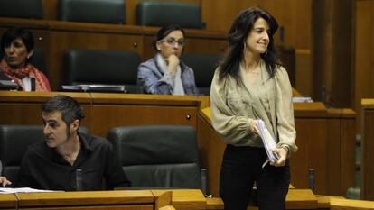 Mikel Basabe, a la izquierda, y Aintzane Ezenarro, en el Parlamento vasco, en una foto de archivo,