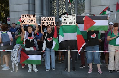 Manifestantes propalestinos en los alrededores de la plaza de Cibeles, este domingo. 