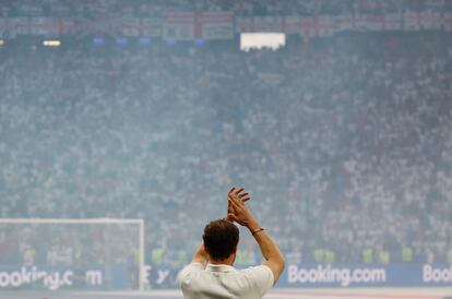 Gareth Southgate aplaude a la hinchada inglesa antes del inicio de la final de la Eurocopa ante España.