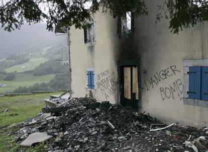 Casa incendiada en Larrau, localidad francesa situada a unos siete kilómetos de la frontera española.