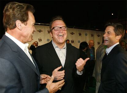 Tras su papel de asesor del presidente en 'El ala oeste de la Casa Blanca' y de senador con aspiraciones presidenciales en 'Cinco hermanos', parece que el actor estadounidense Rob Lowe (44 años) no se siente incómodo ante la clase política. En la Gala de la Conferencia de gobernadores fronterizos estuvo bromeando con el gobernador de California y anfitrión de la reunión de políticos de EE UU y México, Arnold Schwarzenegger, y con el también actor tom Arnold (en el centro).