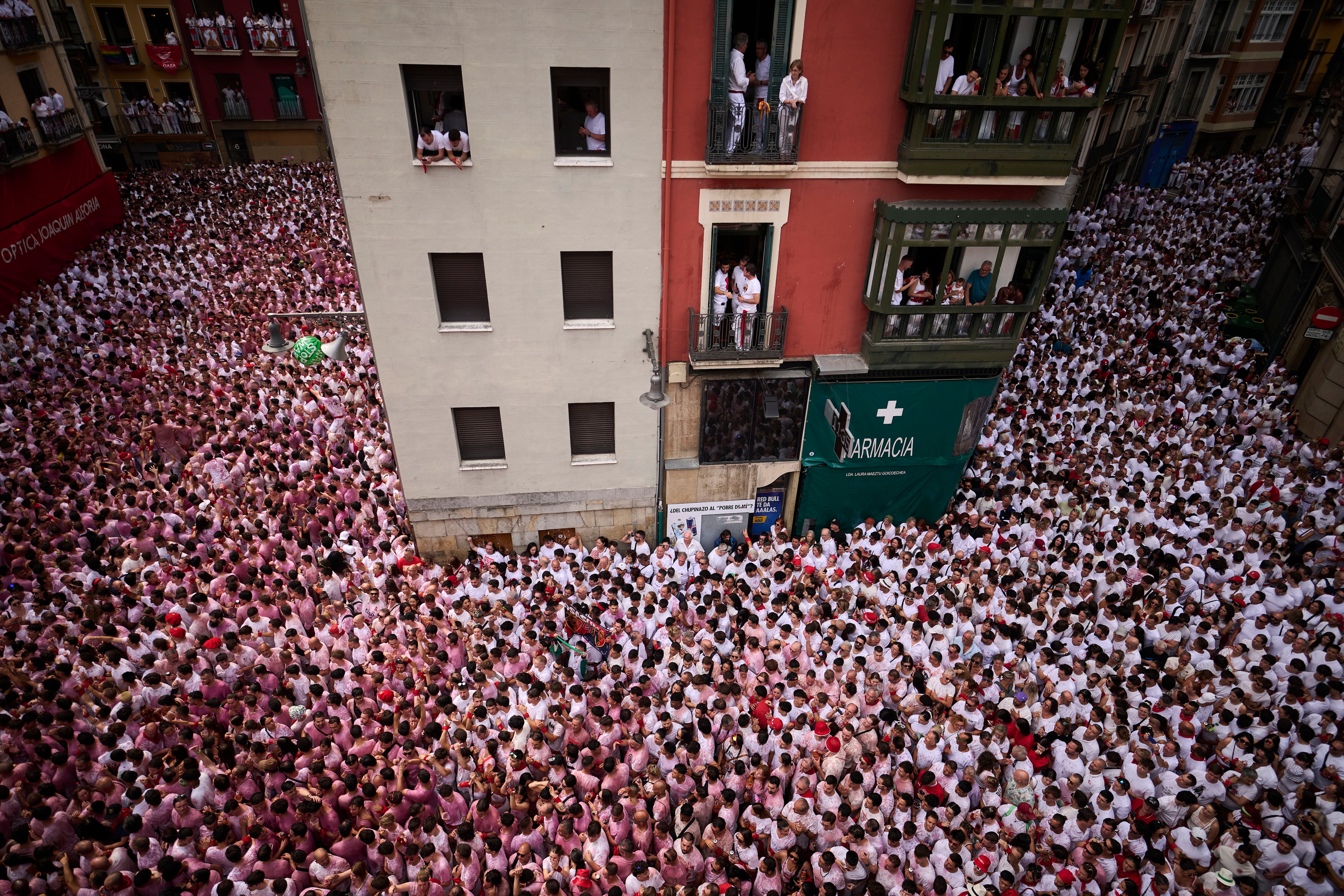 Centenares de personas en la plaza del Ayuntamiento de Pamplona, este domingo. 