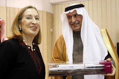Ana Pastor entrega un obsequio al ministro de Finanzas saudí, Ibrahim Abdulaziz Al-Assaf, tras la reunión que han mantenido este domingo.