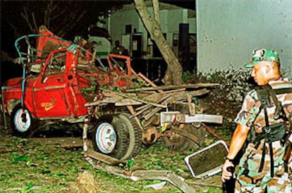 Un policía colombiano inspecciona los daños causados por una bomba en la ciudad de Cartagena.