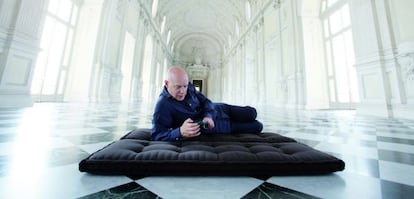 Brian Eno ene el espacio que ocupa su instalaci&oacute;n sonora.