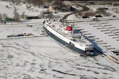 Un barco rodeado de nieve en el lago Míchiga, Illinois.