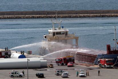 El buque <i>Bonacieux,</i> con bandera de Gibraltar y con destino Augusta (Italia), registró a las nueve de la mañana de ayer un incendio en su bodega mientras cargaba material eólico en el puerto de Alicante.