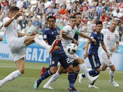 Jan Bednarek controla el balón para marcar el primer gol de Polonia frente a Japón.
 
 