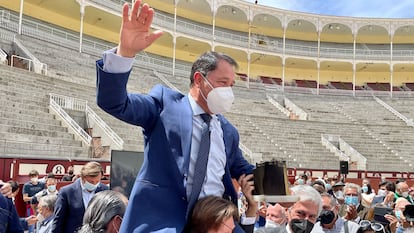 César Rincón es paseado a hombros por el ruedo de Las Ventas.