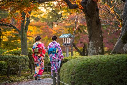 Dos mujeres ataviadas con trajes típicos de Japón en el jardín de Kenroku-en.