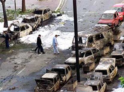 Los coches aparcados junto al Palacio de Justicia de Vitoria, tras el atentado.