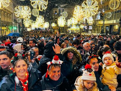 Vecinos congregados en la inauguración de las luces de Navidad de Vigo para presenciar el encendido oficial del alcalde, Abel Caballero, este sábado.