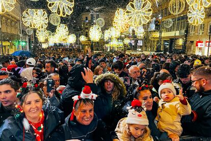 Vecinos congregados en la inauguración de las luces de Navidad de Vigo para presenciar el encendido oficial del alcalde, Abel Caballero, este sábado.