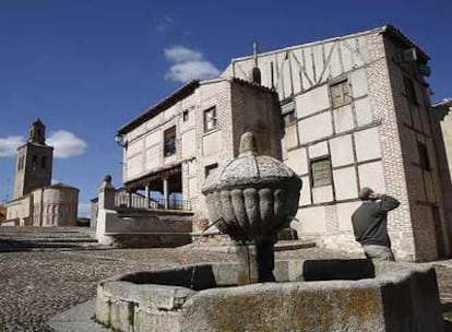 Fuente e iglesia de Santa María la Mayor del Castillo, situada en la plaza de la Villa de Arévalo, uno de los mejores ejemplos de arte románico mudéjar.