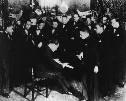 Duke Ellington (1899-1974) con miembros de la orquesta del Cotton Club en Nueva York en 1930.