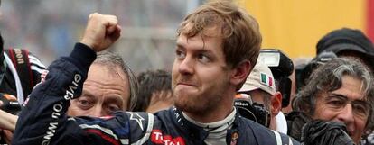 El piloto alemán Sebastian Vettel, de Red Bull, celebra su tercer título de campeón mundial de Fórmula Uno