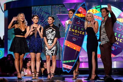 Los protagonistas de 'Pretty Little Liars' fueron los auténticos vencedores de la entrega de premios. En la imagen, las actrices Vanessa Ray, Lucy Hale, Janel Parrish, Shay Mitchel y Ashley Benson, y el actor Tyler Blackburn, reciben emocionados el galardón a la mejor serie dramática.