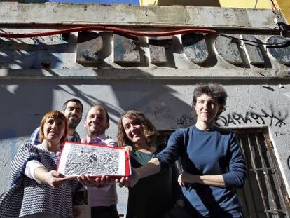 Las concejales de Valencia Pilar Soriano, Gl&ograve;ria Tello y Maria Oliver con los profesores que realizan la ruta ante el refugio de la calle Serranos. 