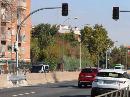 Instalación del primer semáforo para peatones en un tramo urbano de la A-5, la autovía de Extremadura.