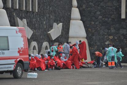 Un cayuco con 51 inmigrantes subsaharianos a bordo, entre ellos tres menores y dos mujeres, llegó este domingo al puerto de La Restinga, en El Hierro.