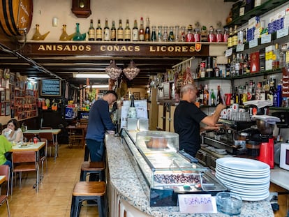 Interior de la Bodega Bartolí, al carrer Vallespir, a Sants.