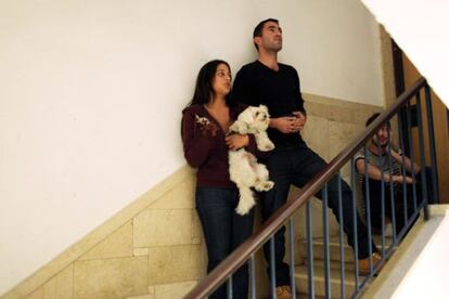 Una pareja israelí y su hijo se protegen cuando suenan las alarmas en Tel Aviv.