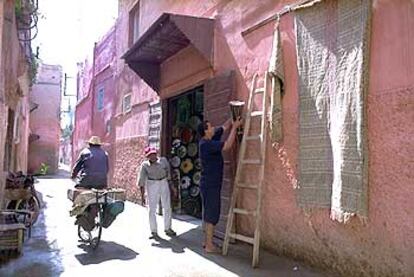 Comerciantes de todo tipo se dan cita en la laberíntica medina de Marraquech, uno de los ejemplos consumados del urbanismo árabe.