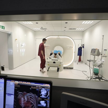 Un voluntario, durante una prueba médica, en el Centro Nacional de Investigaciones Cardiovasculares (CNIC), en Madrid