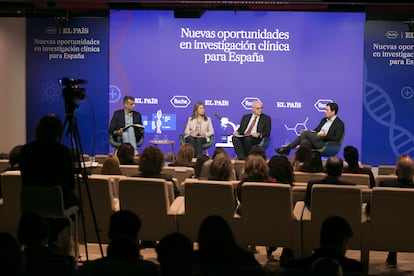 Desde la izquierda, Oriol Güell, redactor de Salud en EL PAÍS; María Jesús Lamas, directora de la Agencia Española del Medicamento y Productos Sanitarios; Federico Plaza, director de 'Corporate Affairs' de Roche Farma, y Borja Ibáñez, director científico del Centro Nacional de Investigadores Cardiovasculares y cardiólogo intervencionista de la Fundación Jiménez Díaz.