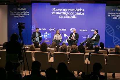 Desde la izquierda, Oriol Güell, redactor de Salud en EL PAÍS; María Jesús Lamas, directora de la Agencia Española del Medicamento y Productos Sanitarios; Federico Plaza, director de 'Corporate Affairs' de Roche Farma, y Borja Ibáñez, director científico del Centro Nacional de Investigadores Cardiovasculares y cardiólogo intervencionista de la Fundación Jiménez Díaz. 