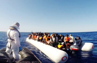 This handout video grab released by the Italian Coast Guard (Guardia Costiera) on May 2, 2015 shows a member of the Italian coast guard taking part in a rescue operation of 220 shipwrecked migrants on May 1, 2015, in the Mediterranean Sea, off the coast of Sicily. AFP PHOTO / GUARDIA COSTIERA  = RESTRICTED TO EDITORIAL USE - MANDATORY CREDIT "AFP PHOTO / GUARDIA COSTIERA" - NO MARKETING NO ADVERTISING CAMPAIGNS - DISTRIBUTED AS A SERVICE TO CLIENTS =