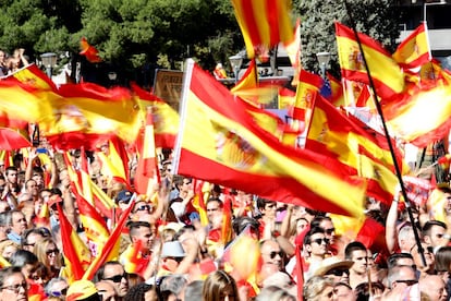 Banderas ondeando durante la concentración convocada por la Fundación para la Defensa de la Nación Española (Denaes).