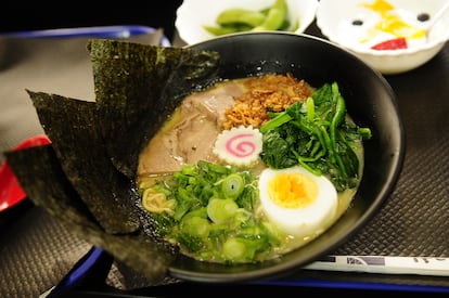 Ramen tonkotsu y salsa de soja en Ran Ran Tei