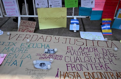 En la capital mexicana, los manifestantes se han congregado alrededor de la sede secretaría de Gobernación, el órgano gubernamental responsable del Instituto Nacional de Migración. En la imagen, carteles y banderas afuera de la institución.