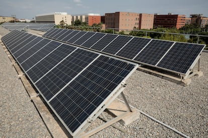 Paneles fotovoltaicos en el IES Cabanyal de Valencia, en una imagen de este martes.