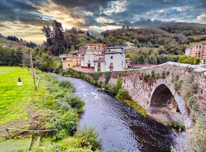El barrio de El Cascarín de Cangas del Narcea (Asturias), donde se encuentra la ermita del Carmen y el puente romano.