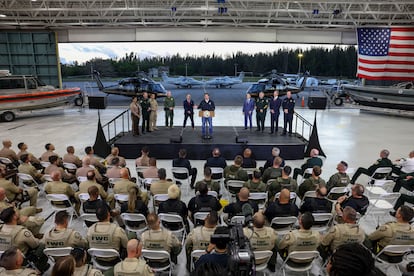 El gobernador de Florida habla con agentes de seguridad y migración en la Base de la Fuerza Aérea de Homestead, el miércoles 26 de febrero de 2025.