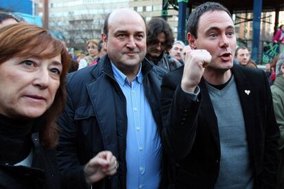 Los presidentes del PNV, Andoni Ortúzar (c), y de Sortu, Hasier Arraiz (d), durante la marcha. A la izquierda, Pilar García de Salazar, secretaria del EBB, órgano de dirección del PNV.