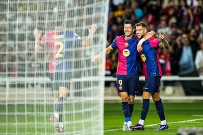 Robert Lewandowski (centro) celebra con Íñigo Martínez (derecha) su segundo gol, cuarto del equipo blaugrana, durante el encuentro contra el Young Boys este martes.