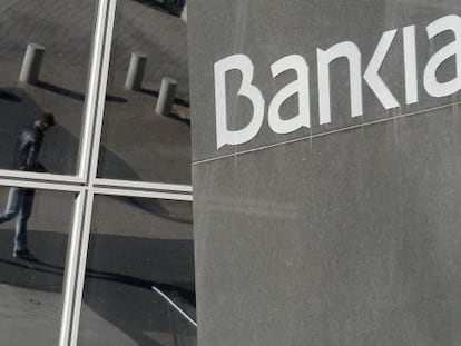 Un hombre reflejado en la sede de Bankia, en Madrid.