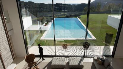 Interior de una vivienda en una lujosa urbanización de Benahavís (Málaga).