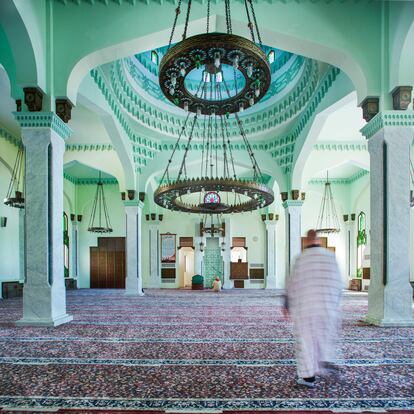 La mezquita Ibrahim-al-Ibrahim está situada frente a Marruecos, en el extremo sur del Peñón. Financiada por las monarquías del Golfo Pérsico, durante la pandemia se ha mantenido abierta solo en las horas del rezo.
