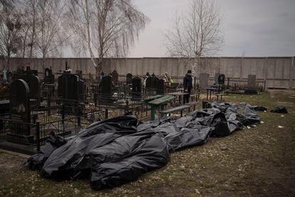 Cadáveres en el cementerio de Bucha antes de ser enterrados, el martes.