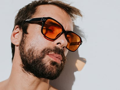 Un hombre con gafas con cristales naranjas.