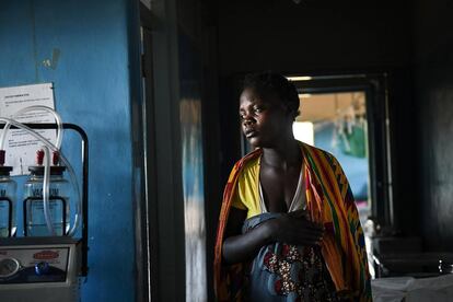 Una mujer, a punto de dar a luz, camina hacia su cama en el Centro de Salud Mauwa. La covid-19 ha puesto en riesgo los logros que Malawi, país en gran parte rural, con 18 millones de habitantes, ha logrado durante la última década para combatir su pobre historial de muertes maternas. Una de cada 29 mujeres mueren por causa de embarazo o parto según el Fondo de Población de las Naciones Unidas. El país tiene hoy 439 muertes de este tipo por cada 100.000 nacidos vivos, una cifra que había logrado reducir de las 984 por cada 100.000 que morían en 2004, ya que las mujeres iban progresivamente consiguiendo mejor acceso a la atención médica, especialmente en emergencias.