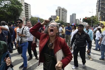 “Guarda, ouça, junte-se à luta”, gritavam os manifestantes. Além de contrárias a Maduro e seu Governo, as críticas dos manifestantes se voltaram contra a atitude da polícia e da Guarda Nacional Bolivariana.