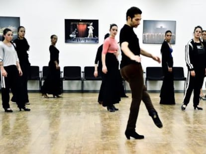Israel Galván, en un momento de la clase, hoy en Sevilla.